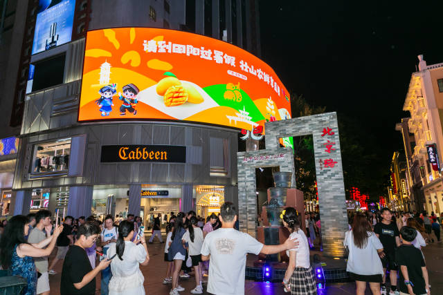以“媒体+”为引擎,以品牌提升和市场开拓为目标,在“媒体+”的推动下,近年来,田阳芒果实现从田间地头走向湾区市场,让田阳芒果品牌加来了流量,产销加来了渠道,果农加鼓了钱包。(吴秒衡 摄) 以“媒体+”为引擎,以品牌提升和市场开拓为目标,在“媒体+”的推动下,近年来,田阳芒果实现从田间地头走向湾区市场,让田阳芒果品牌加来了流量,产销加来了渠道,果农加鼓了钱包。(吴秒衡 摄)