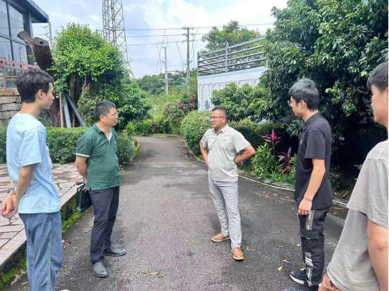 队员参观荔博园与负责人交流 队员参观荔博园与负责人交流