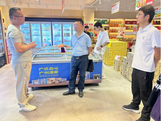 实践队在特产超市调研 实践队在特产超市调研