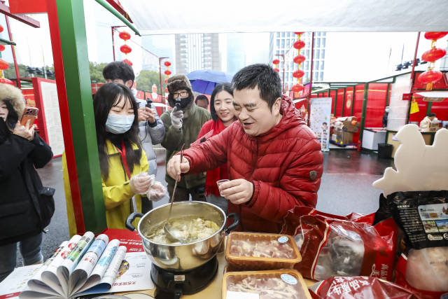 2026年1月7日,广东打响新年“媒体+”赋能土特产第一炮的举动,便是揭牌成立“粤沪年菜产业联盟”,并依托“广货天下行”全省春季行动,在春节前夕到上海举办2026广东年货年菜节。上海知名记者网红“晏秋秋”现场打卡体验粤式年味。(吴秒衡 摄) 2026年1月7日,广东打响新年“媒体+”赋能土特产第一炮的举动,便是揭牌成立“粤沪年菜产业联盟”,并依托“广货天下行”全省春季行动,在春节前夕到上海举办2026广东年货年菜节。上海知名记者网红“晏秋秋”现场打卡体验粤式年味。(吴秒衡 摄)