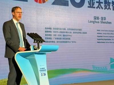 履新首访深圳，联合国开发计划署驻华代表与机器人互动