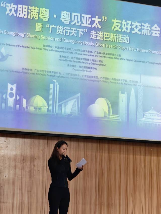 中巴新友好人士进行故事分享。
