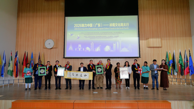 广东文化代表团向巴新各界代表赠出广东特色文化产品