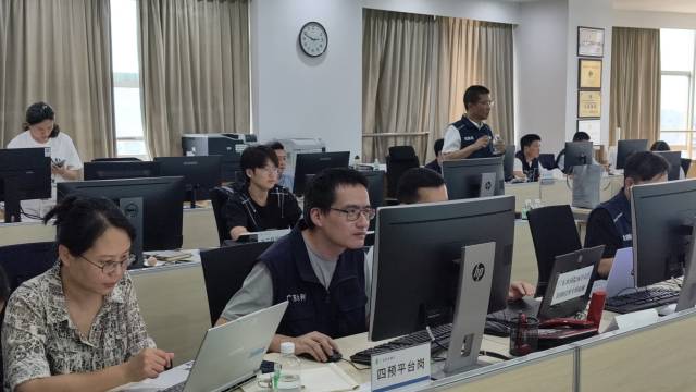 各水利值班专岗人员紧盯汛情动态,提供决策支撑。 各水利值班专岗人员紧盯汛情动态,提供决策支撑。