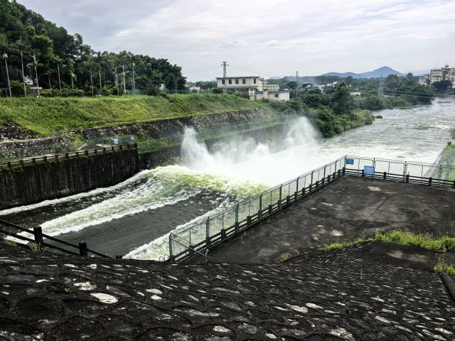 汕尾公平水库在台风来临前加大下泄流量。 汕尾公平水库在台风来临前加大下泄流量。