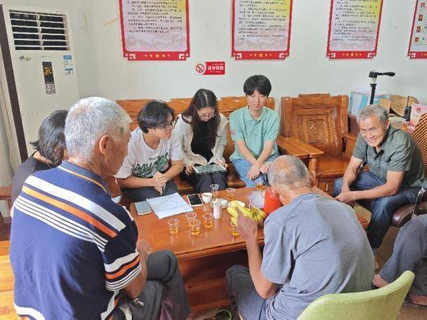 队员们与乡村老人座谈,采集口述史料。 队员们与乡村老人座谈,采集口述史料。