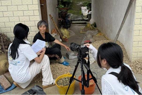 队员们听村民讲述乡村往事。 队员们听村民讲述乡村往事。