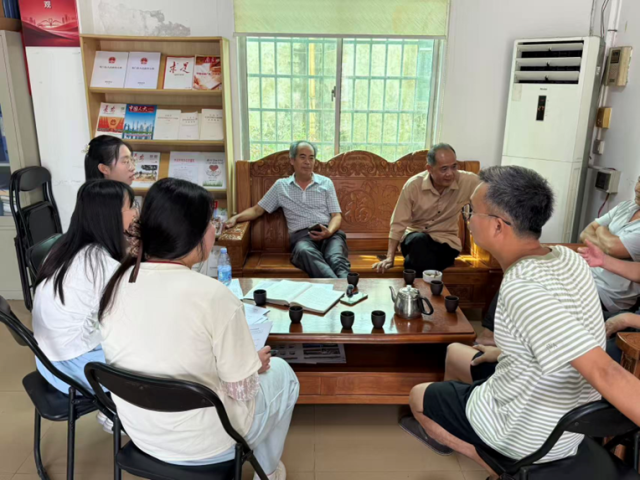 实践团成员听禾仓村村民讲述家乡发展历程。 实践团成员听禾仓村村民讲述家乡发展历程。