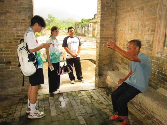 实践团成员采访当地老村民,记录口述历史。 实践团成员采访当地老村民,记录口述历史。