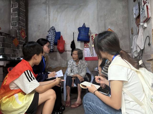 实践团成员与村中老人交谈。 实践团成员与村中老人交谈。
