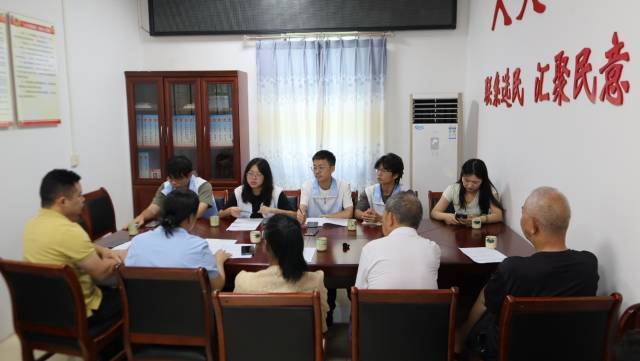 实践团与陈洞村村民开展座谈会。