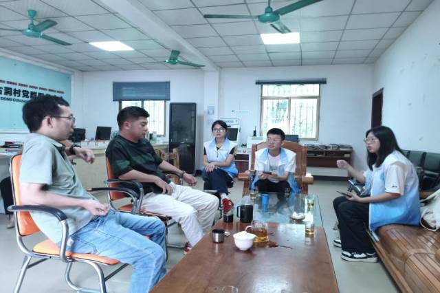编撰队在古洞村党群服务中心召开《村民讲村史》专题座谈。 编撰队在古洞村党群服务中心召开《村民讲村史》专题座谈。