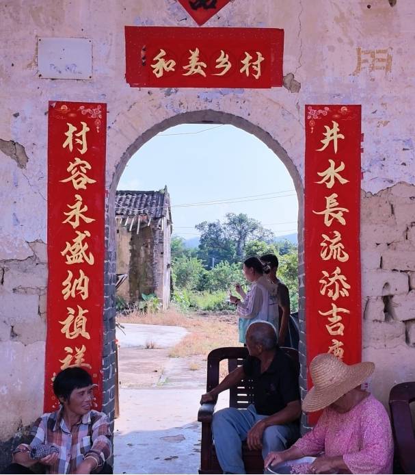 实践团成员在古村落实地踏勘,记录建筑细节。 实践团成员在古村落实地踏勘,记录建筑细节。