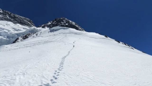 “十四峰”追梦路断：一场突发雪崩背后的攀登足迹与集体失联