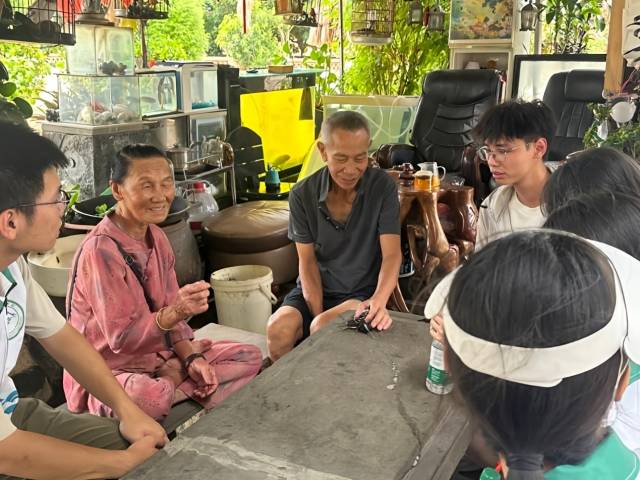 与村中老人交流访谈,记录古榕树相关村史故事。 与村中老人交流访谈,记录古榕树相关村史故事。