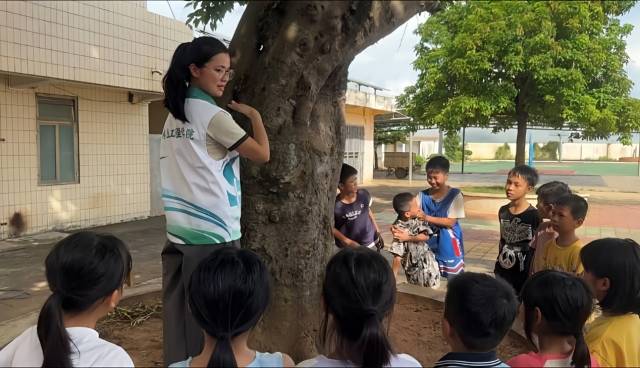以百年古榕为实景教具,给村里小学生讲解古树历史。 以百年古榕为实景教具,给村里小学生讲解古树历史。