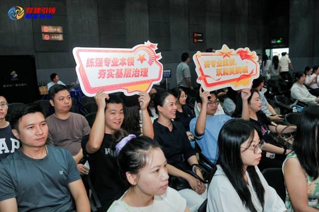 现场气氛热烈，观众为选手加油打气。