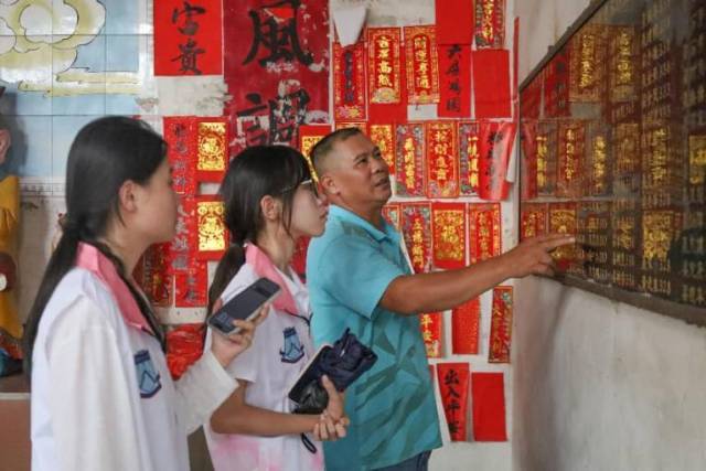 陈志忠跟我们讲洪圣宫历史。赖德旻/摄