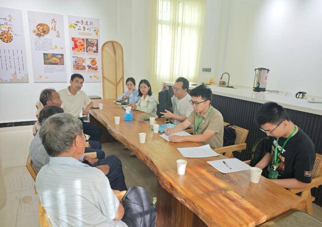 调研小组在储良村召开座谈会。