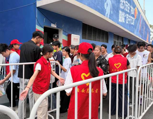 大学生志愿者积极参与“村BA”赛场服务工作。