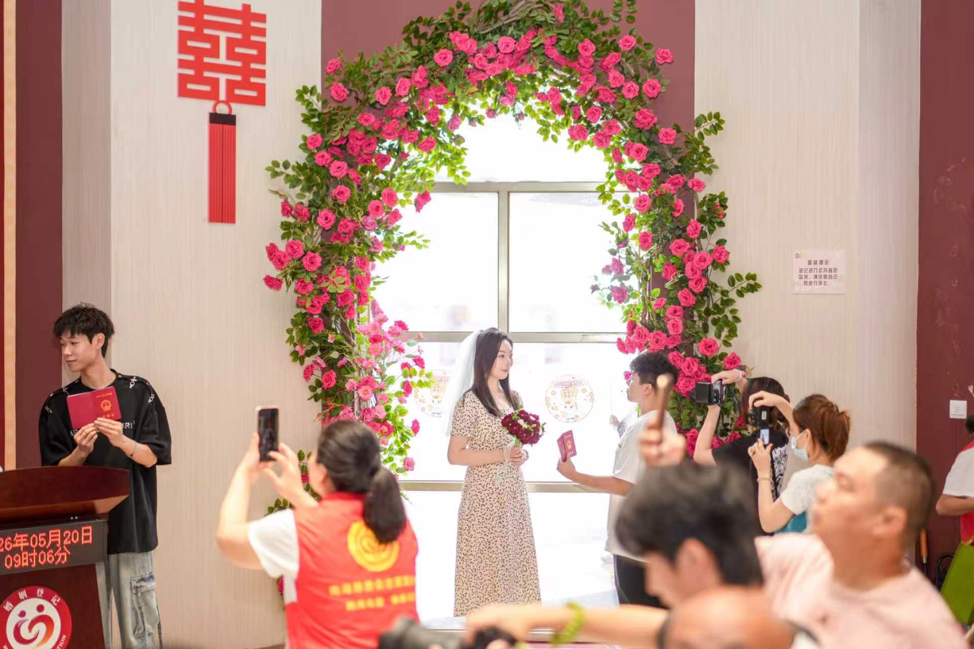 今年5月20日,佛山超1400对新人领证。 廖明璨摄 今年5月20日,佛山超1400对新人领证。 廖明璨摄