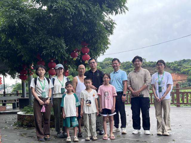 中山大学哲学系吴重庆教授与中山大学“双百行动”驻高州服务队队长廖喜扬老师指导调研。 中山大学哲学系吴重庆教授与中山大学“双百行动”驻高州服务队队长廖喜扬老师指导调研。