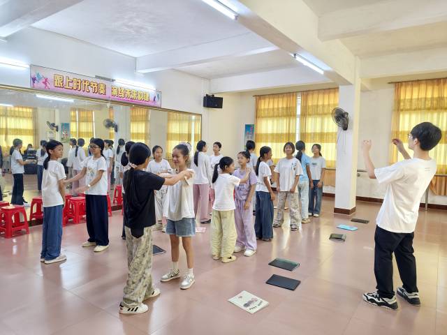 合唱团的孩子们刻苦训练，为展演做准备。