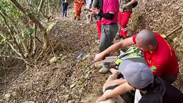两名游客山上中暑倒地，深圳退役军人红星突击队现场施救