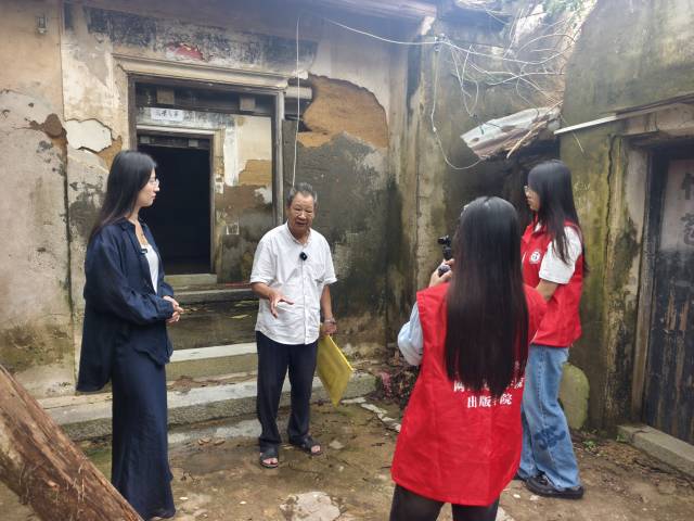 郑佳琪(右一)随学校组织的暑期实践队回到家乡陆丰后坎村开展村史调研。 郑佳琪(右一)随学校组织的暑期实践队回到家乡陆丰后坎村开展村史调研。