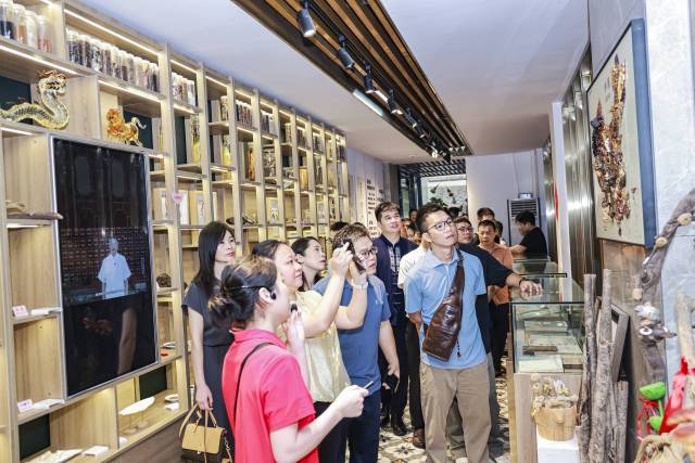 三江政企调研团走进广州采芝林药业有限公司调研。 三江政企调研团走进广州采芝林药业有限公司调研。