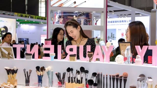 国货在伦敦“拼单”开店，这档综艺节目打的什么算盘？｜粤妆新航向