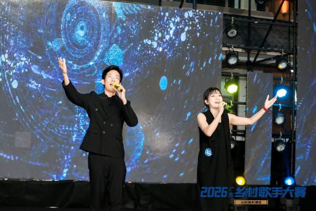 郭干栋和苏秋敏带来《腾飞吧汕尾》。 郭干栋和苏秋敏带来《腾飞吧汕尾》。