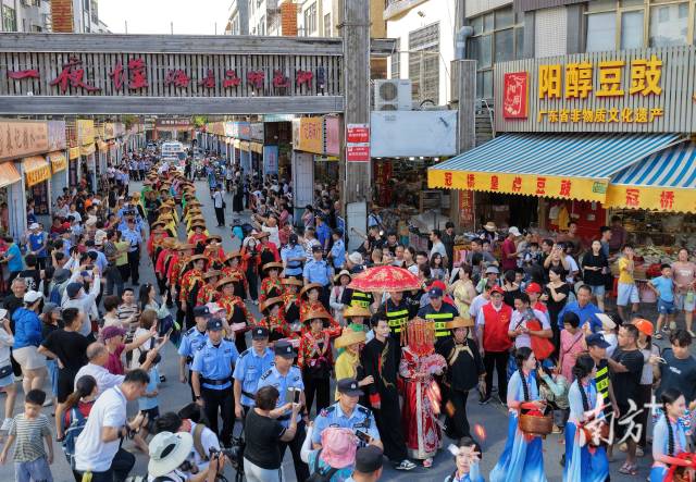 渔家婚嫁非遗巡游已成为开渔季沉浸式文旅体验的一部分。 梁文栋 摄 渔家婚嫁非遗巡游已成为开渔季沉浸式文旅体验的一部分。 梁文栋 摄