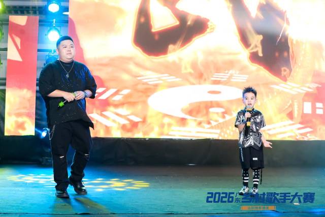 2025广东乡村歌手大赛冠军钟思远受邀携儿子表演。 2025广东乡村歌手大赛冠军钟思远受邀携儿子表演。