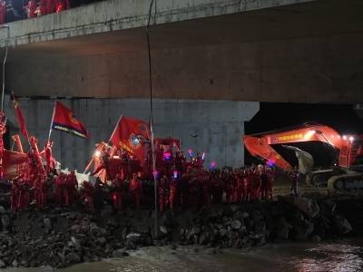 河南周口贾鲁河堤坝溃口顺利合龙