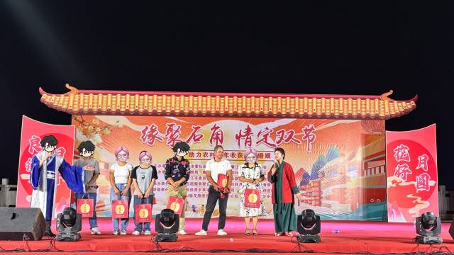 廉江市部署实施农村大龄未婚青年“幸福工程”,发动社会力量在乡镇举办公益相亲活动。(受访者供图) 廉江市部署实施农村大龄未婚青年“幸福工程”,发动社会力量在乡镇举办公益相亲活动。(受访者供图)