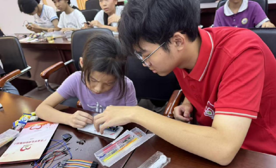官圩镇当地学生展示组装完成后的STM32电子琴