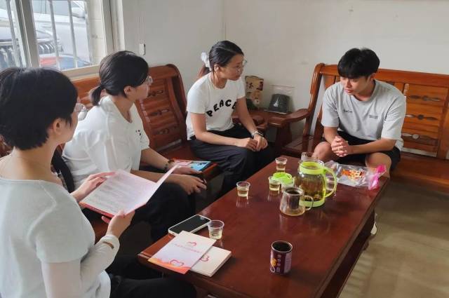 实践队入户为学生讲解国家资助政策