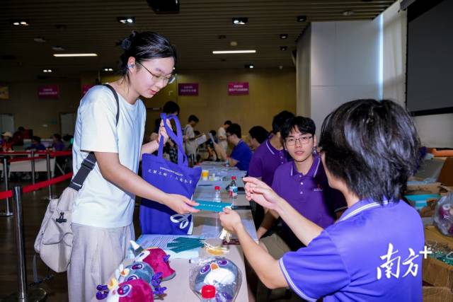 新生报到现场。 受访者供图