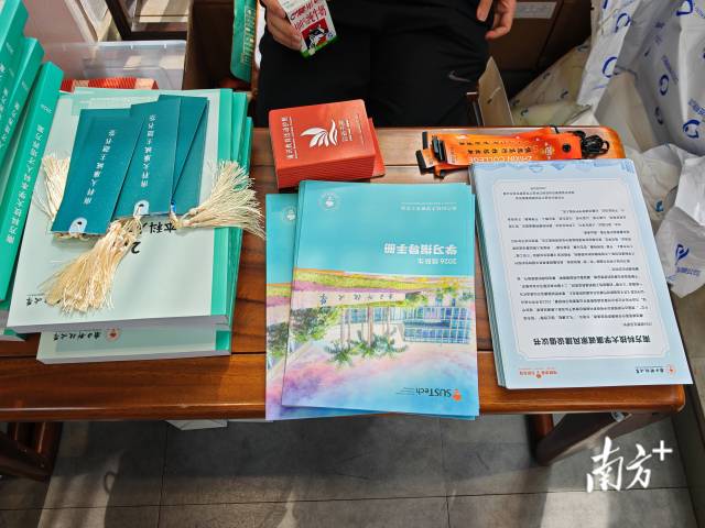 学校为新生准备的“廉洁入学大礼包”。 受访者供图