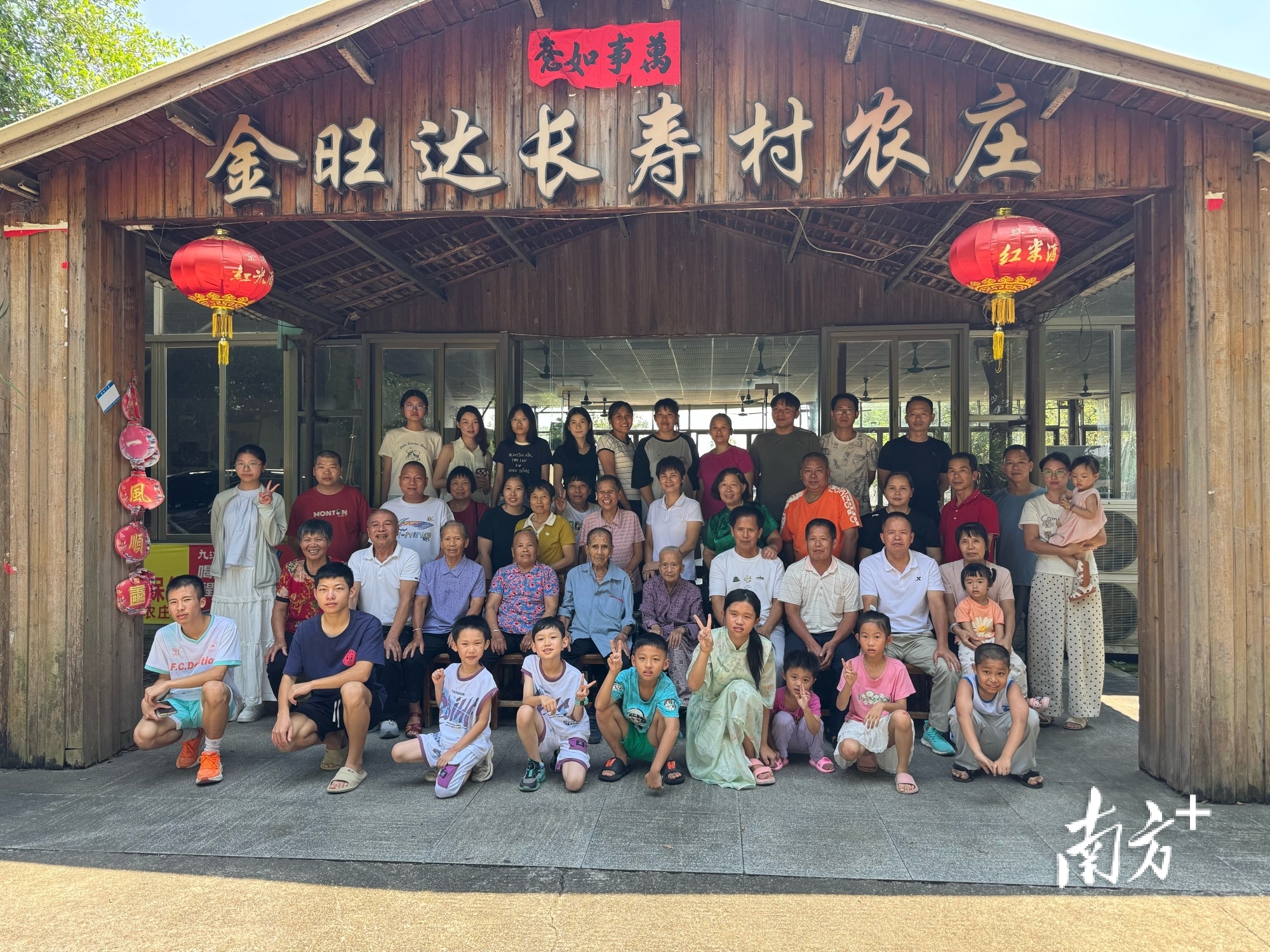 蔡赞显一族有近80口人（图片为部分家族成员）。吴碧霞 摄