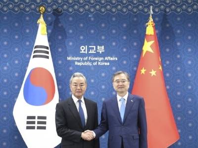 王毅同韩国外长赵显会谈