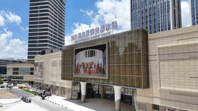 撑起全国内衣半壁江山，汕头“贴身”小商品再闯“新”市场｜聊点政经事