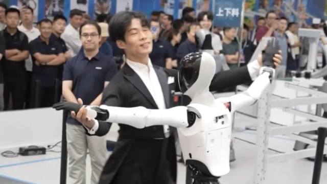 优雅！优必选人形机器人与真人舞者共舞丨直击2026世界机器人大会