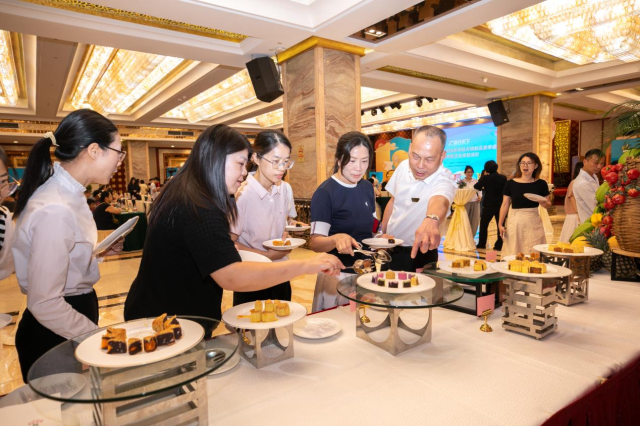 番禺宾馆新款“臻品礼盒”“彩韵中秋”月饼,以黄皮、杨梅、龙眼、荔枝四款岭南果味入馅,四种特色口味清新地道。 番禺宾馆新款“臻品礼盒”“彩韵中秋”月饼,以黄皮、杨梅、龙眼、荔枝四款岭南果味入馅,四种特色口味清新地道。