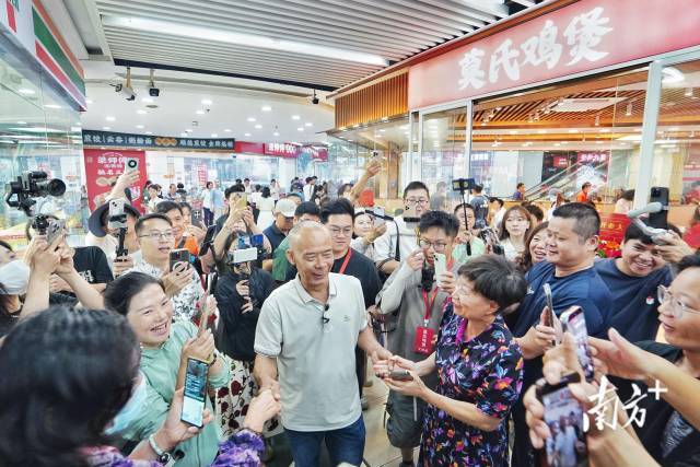 今年4月，莫氏鸡煲大良分店开业，老莫一出来就被众人围观拍照。在流量时代，网红创始人的个人IP往往比招牌更有辨识度。