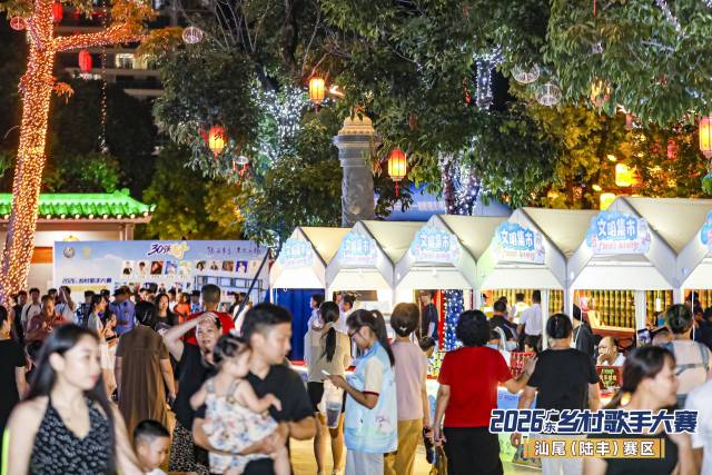 文明集市摊前人流如织。 文明集市摊前人流如织。