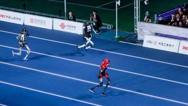 9.39秒破人类纪录！机器人“百米飞人”大战打响