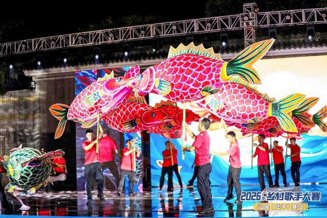 玄武山鱼灯队带来表演《九鲤升天》。 玄武山鱼灯队带来表演《九鲤升天》。