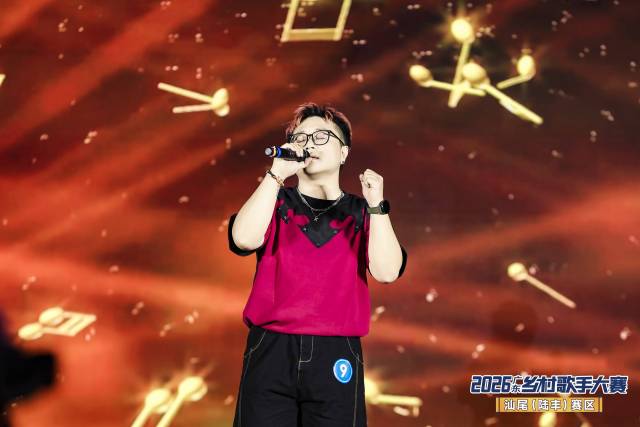 杨嘉俊靠着网上自学音乐,练出一副动听歌喉。 杨嘉俊靠着网上自学音乐,练出一副动听歌喉。